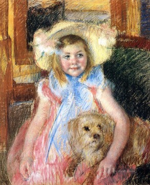 犬 Painting - 大きな花柄の帽子をかぶったサラ 犬を抱えて右を向いている 印象派 母親の子供たち メアリー・カサット